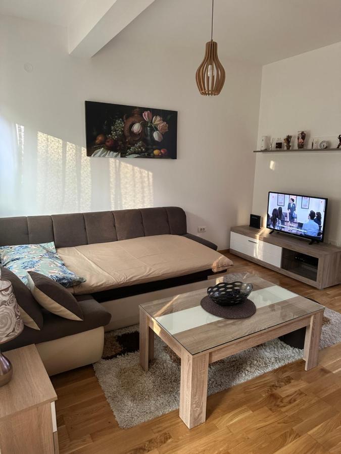 Kropa Apartman ポドゴリツァ エクステリア 写真